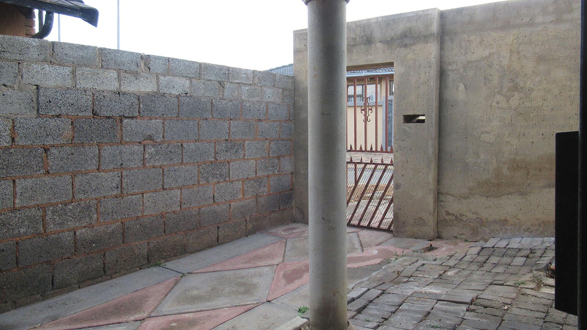 Patio - 6 square meters of property in Orlando West