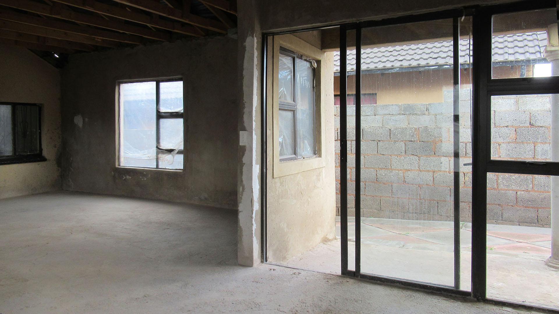 Lounges - 52 square meters of property in Orlando West