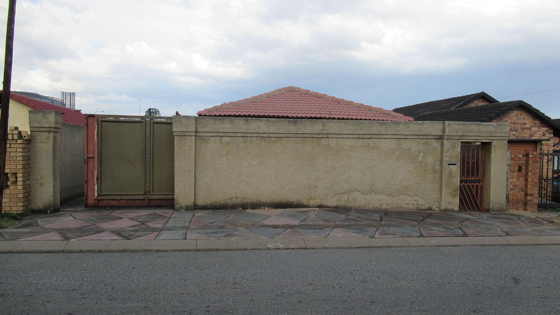 Front View of property in Orlando West