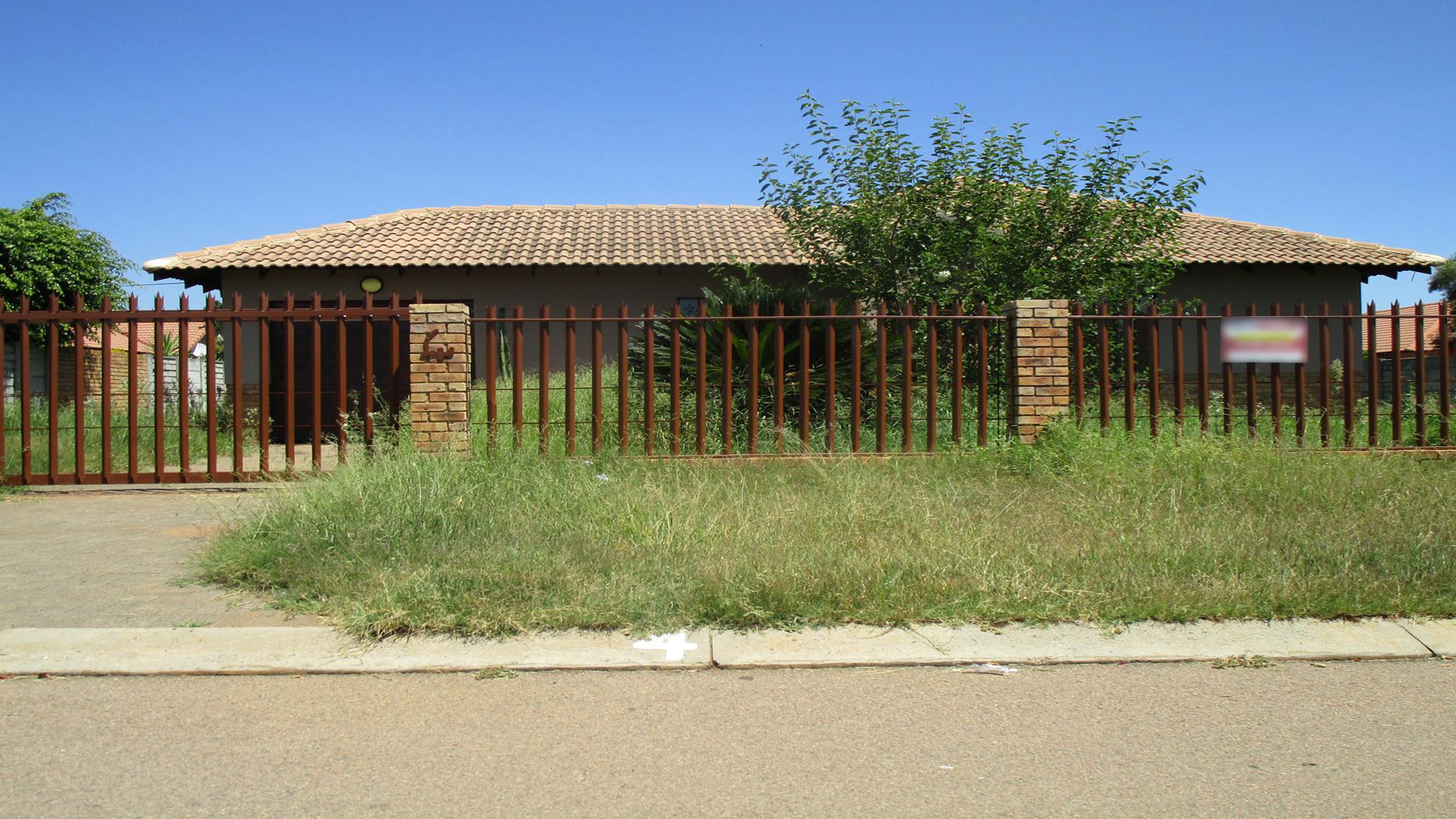 Front View of property in Mooinooi