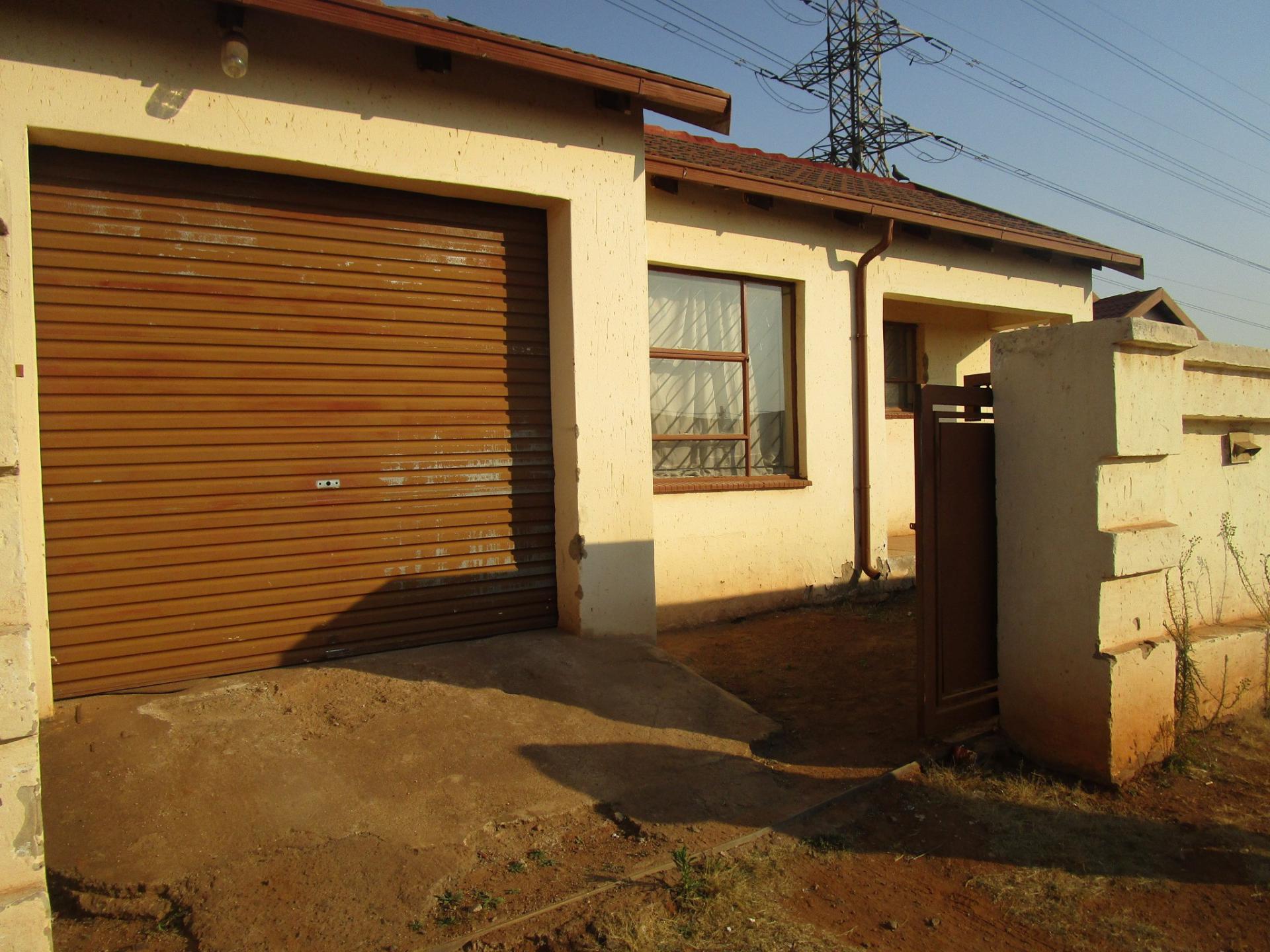 Front View of property in Vosloorus