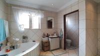Main Bathroom - 13 square meters of property in Tijger Vallei