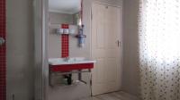 Main Bathroom - 11 square meters of property in Regents Park