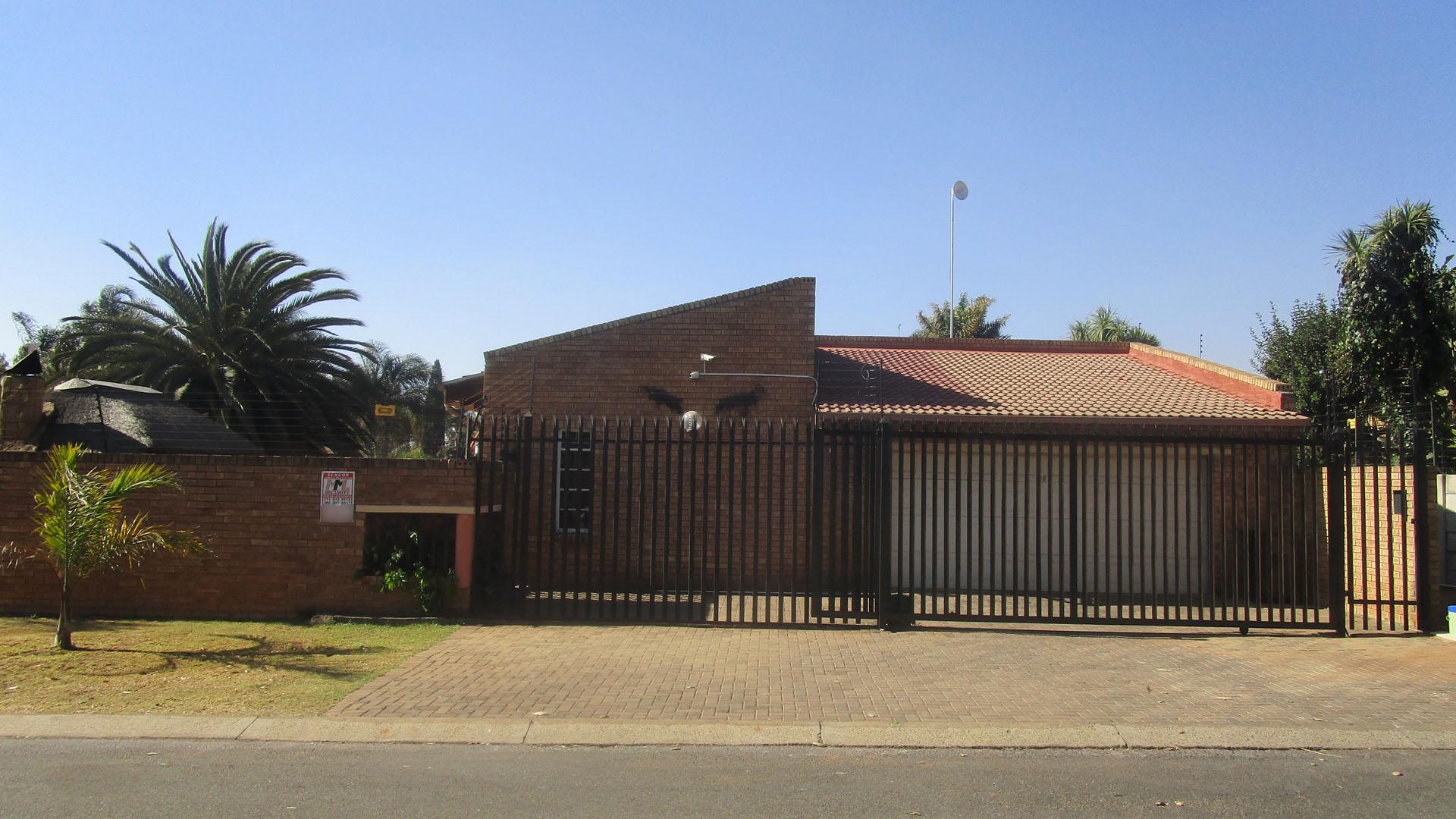 Front View of property in Glenmarais (Glen Marais)