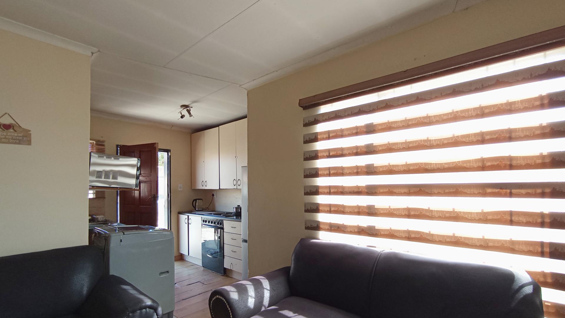 Lounges - 11 square meters of property in Cosmo City