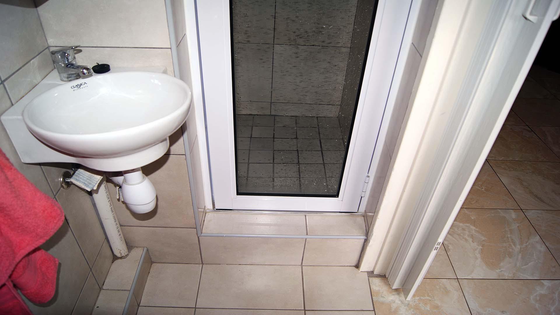 Bathroom 1 - 3 square meters of property in Amanzimtoti 