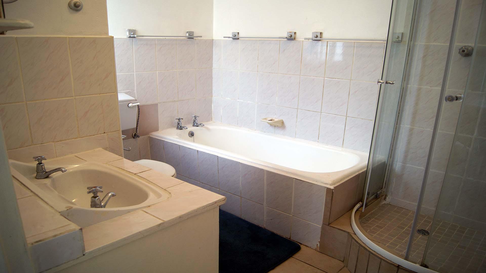 Main Bathroom - 7 square meters of property in Amanzimtoti 
