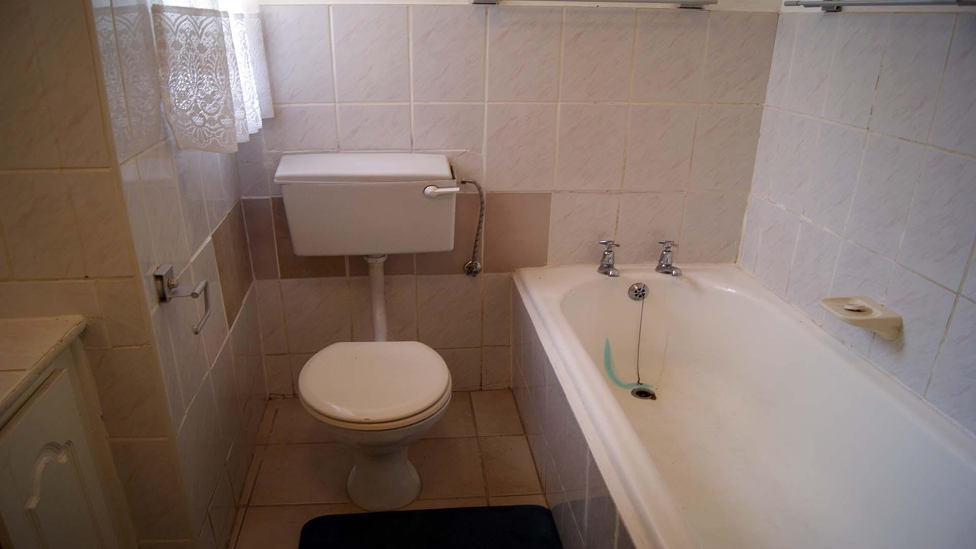 Main Bathroom - 7 square meters of property in Amanzimtoti 