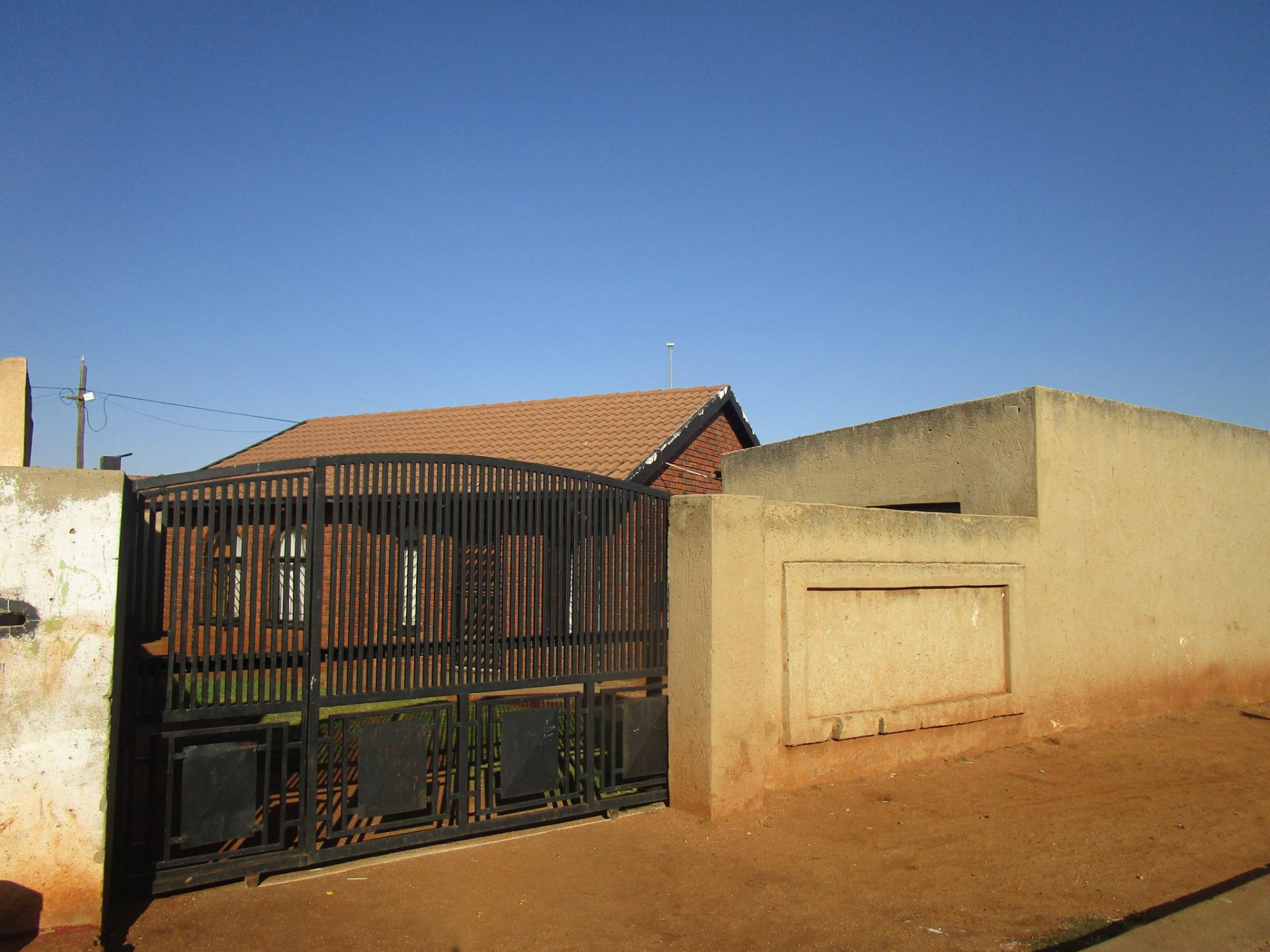 Front View of property in Vosloorus