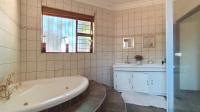 Main Bathroom - 14 square meters of property in Montana Park