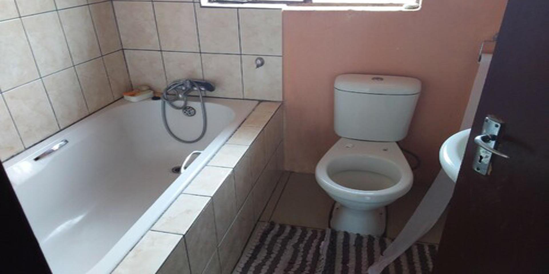 Bathroom 1 of property in Kamagugu