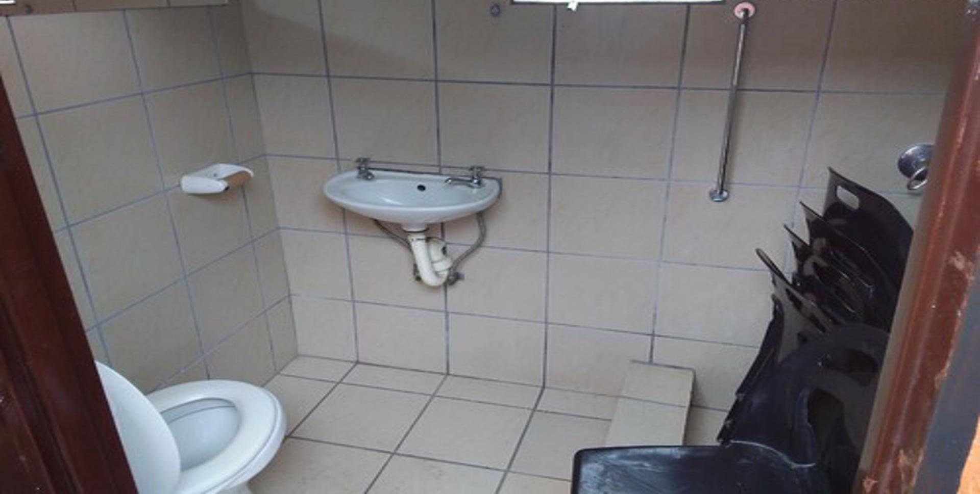 Bathroom 2 of property in Kamagugu