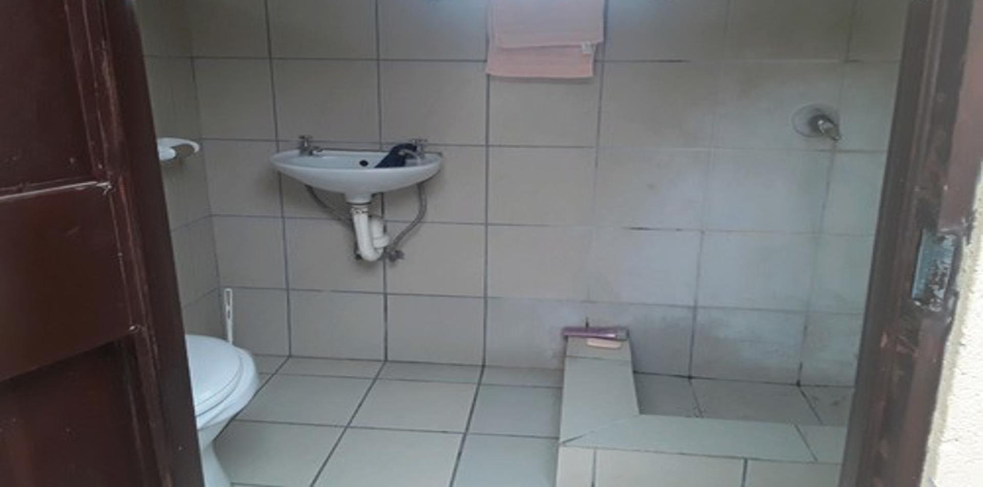 Bathroom 2 of property in Kamagugu