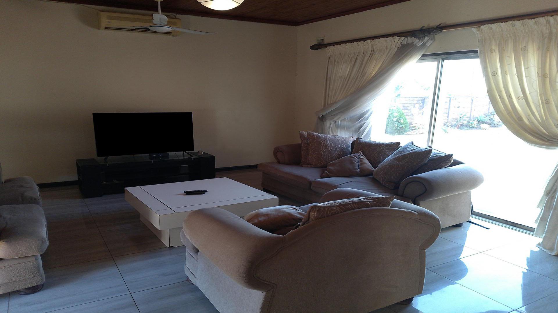 Lounges of property in Grantham Park
