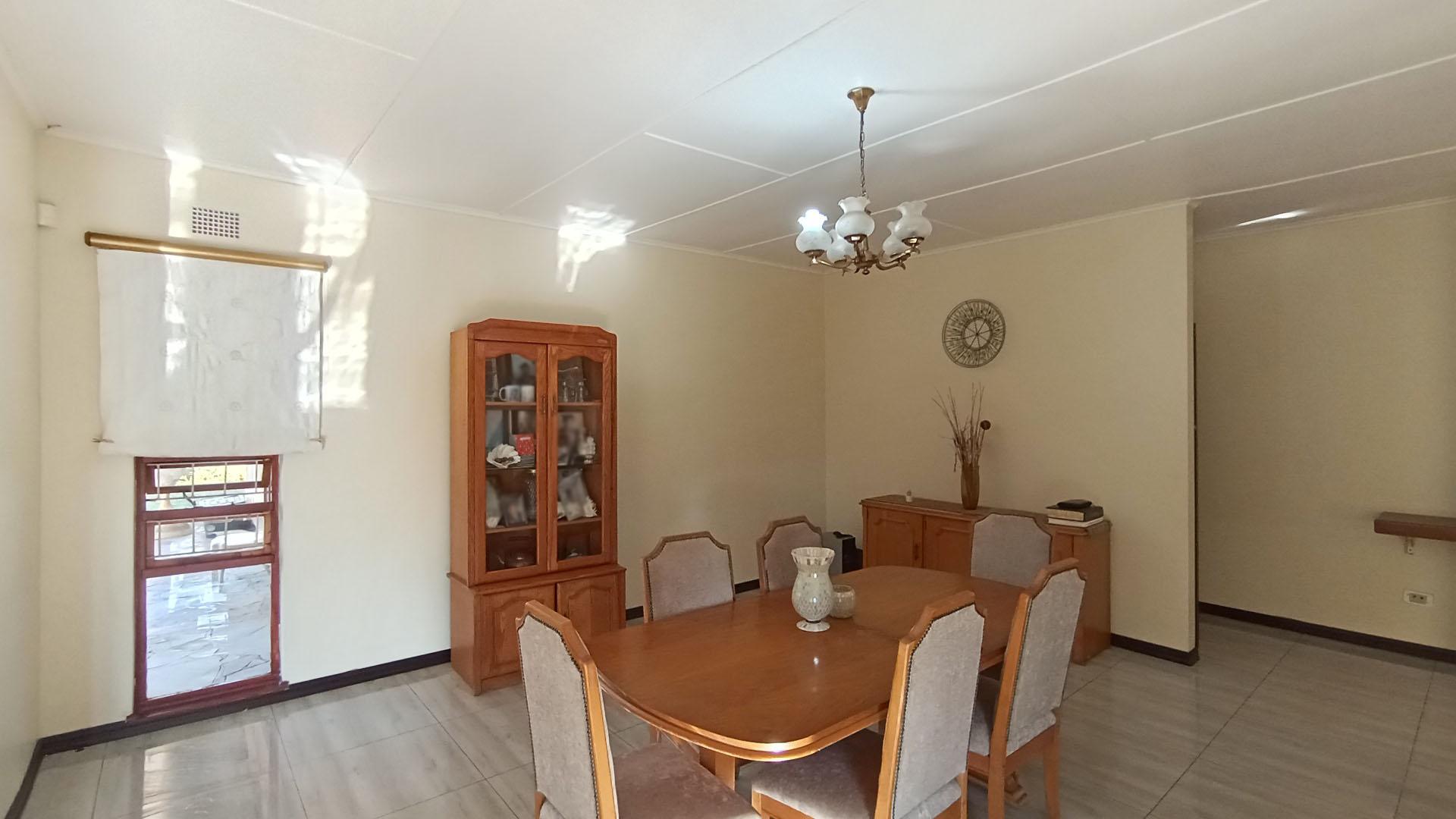 Dining Room - 30 square meters of property in Grantham Park