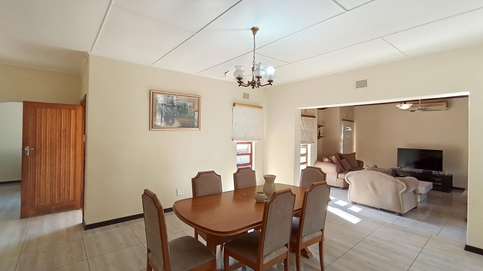 Dining Room - 30 square meters of property in Grantham Park
