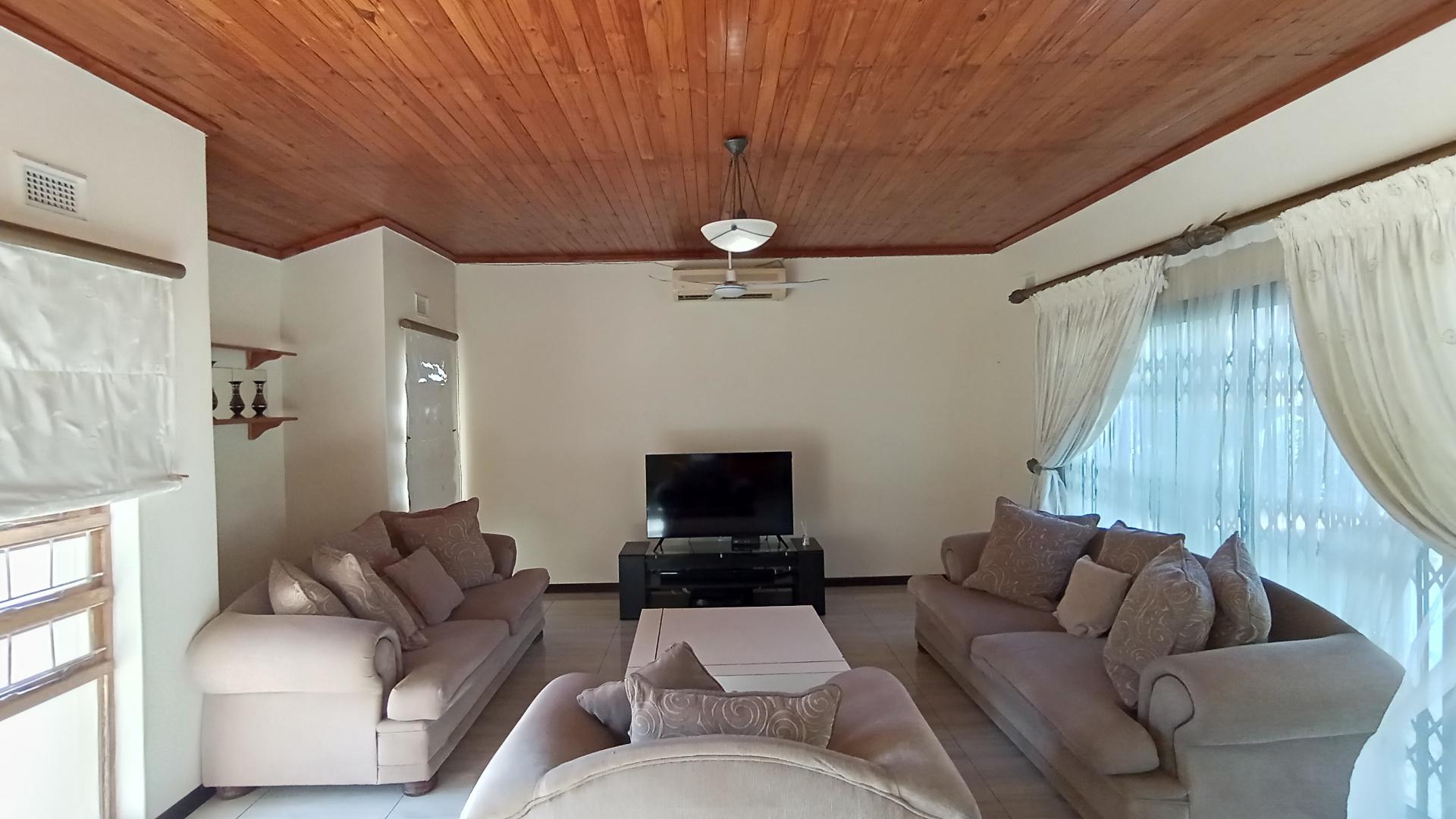 Lounges - 31 square meters of property in Grantham Park