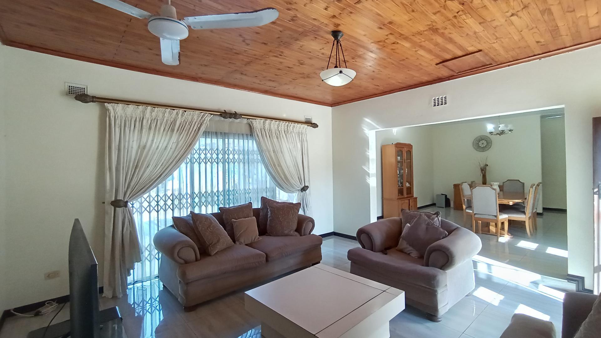 Lounges - 31 square meters of property in Grantham Park