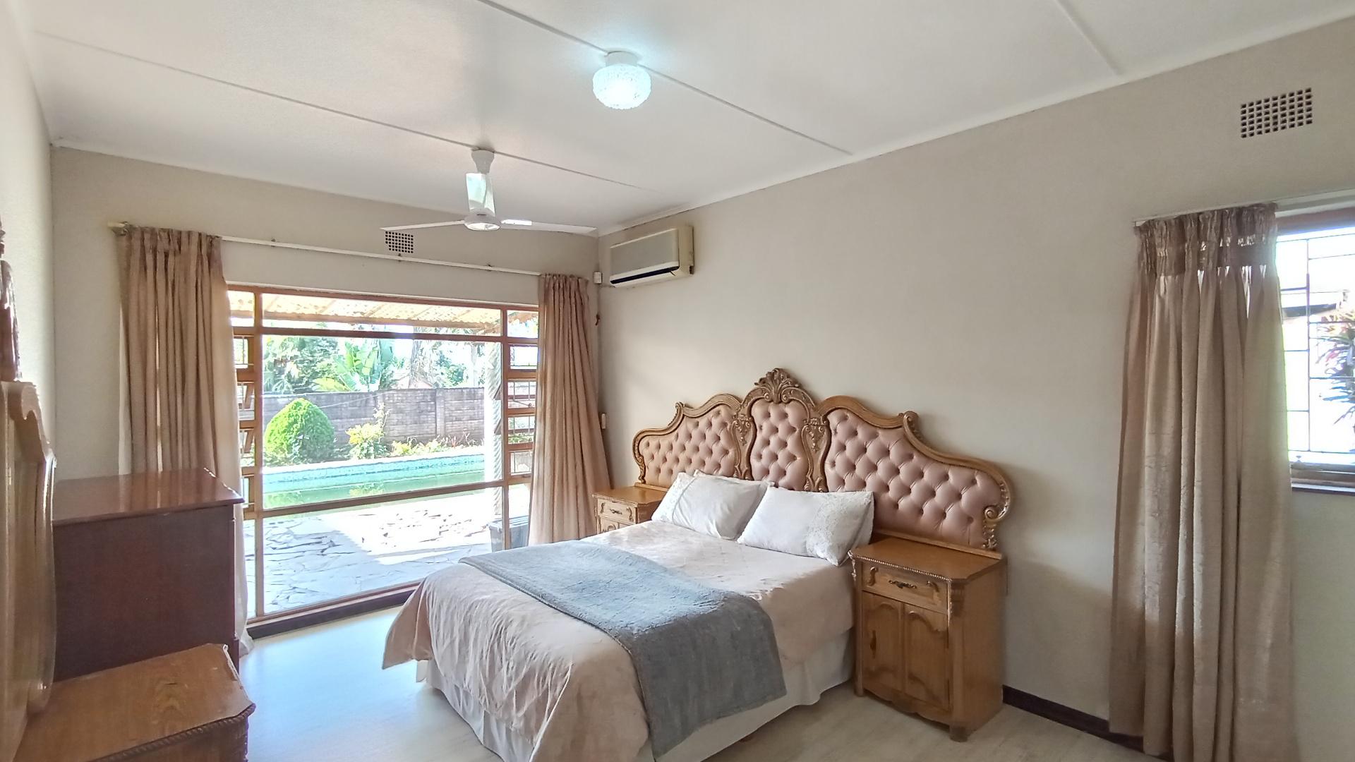 Main Bedroom - 27 square meters of property in Grantham Park