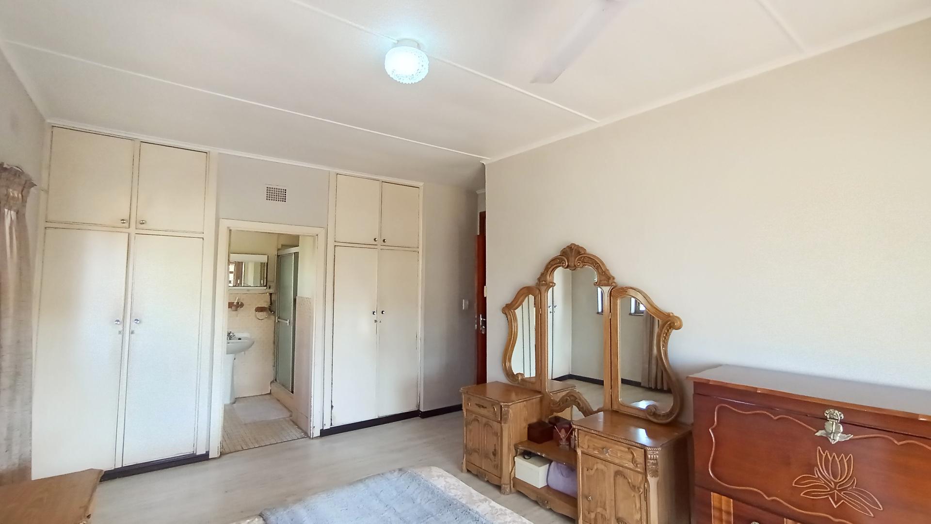 Main Bedroom - 27 square meters of property in Grantham Park