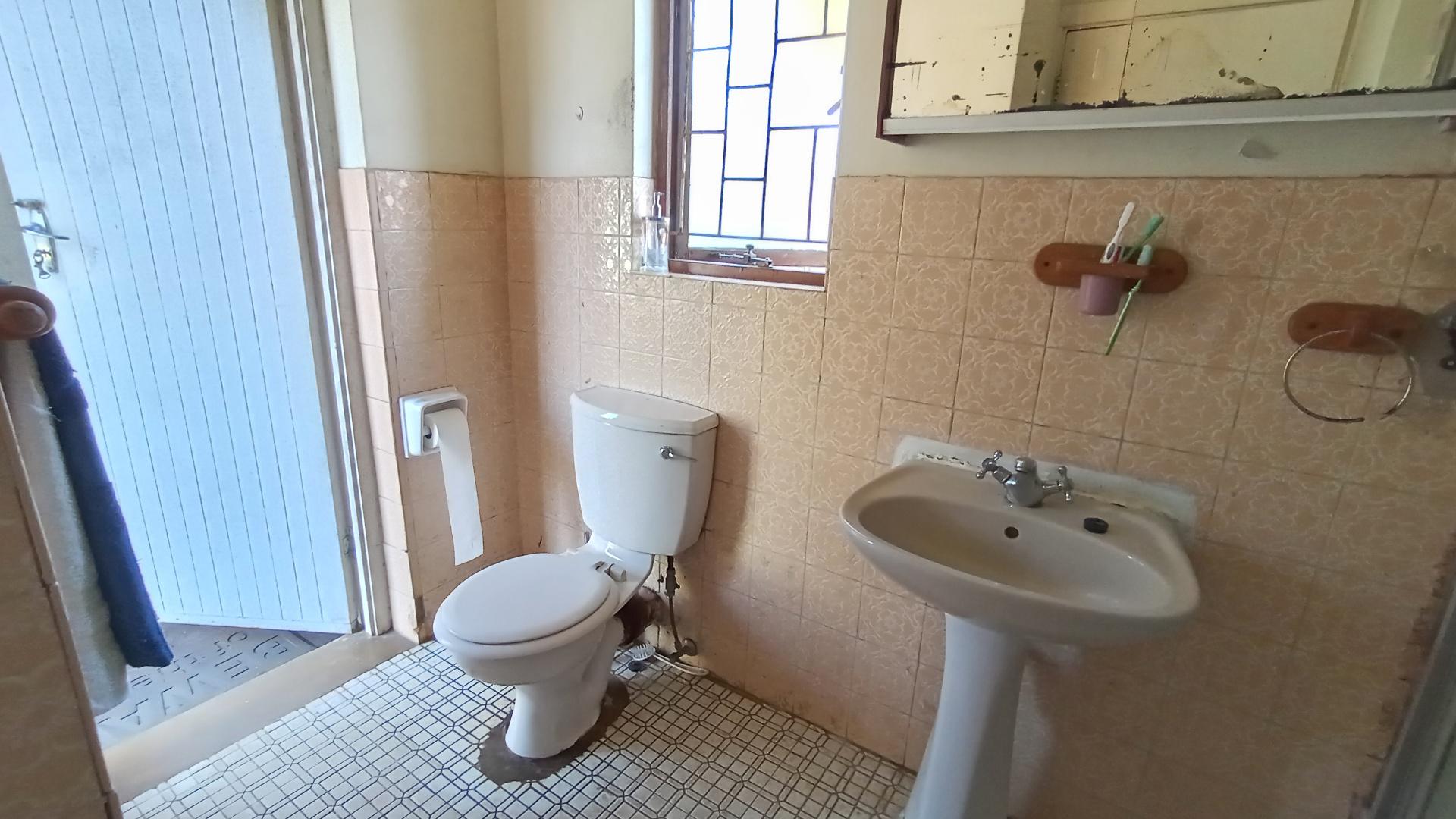 Main Bathroom - 7 square meters of property in Grantham Park