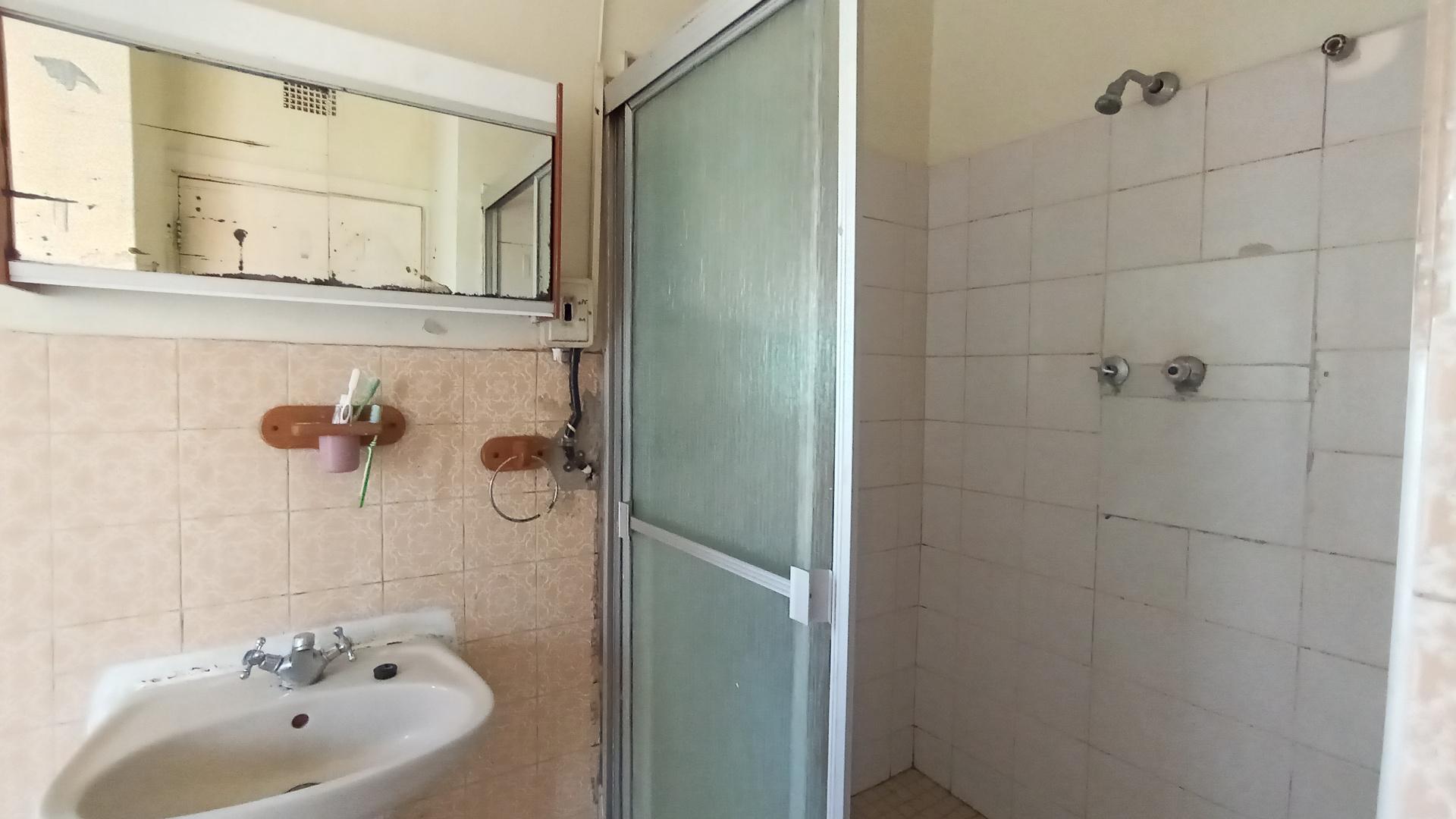 Main Bathroom - 7 square meters of property in Grantham Park