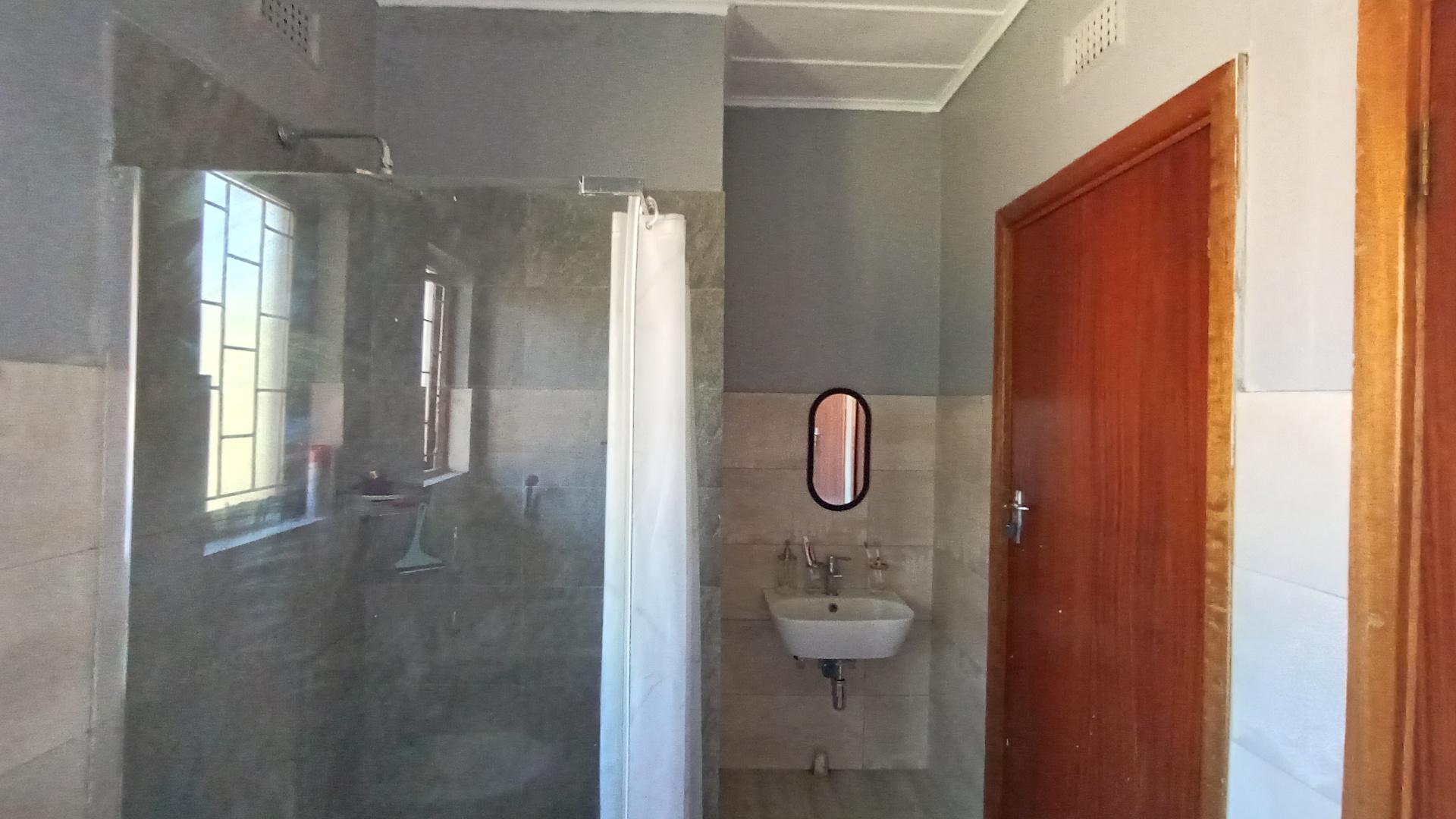 Bathroom 1 - 9 square meters of property in Grantham Park