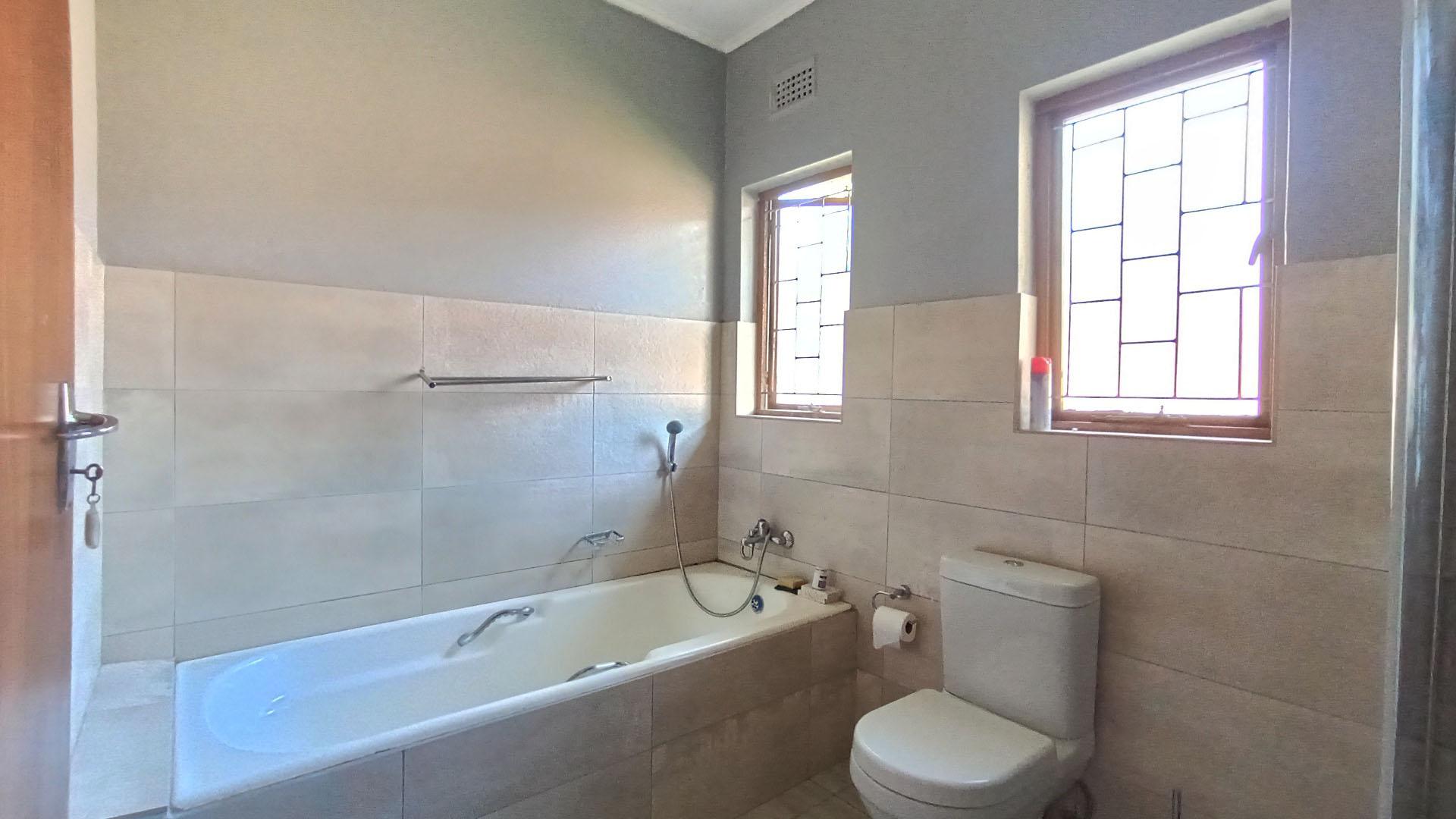 Bathroom 1 - 9 square meters of property in Grantham Park