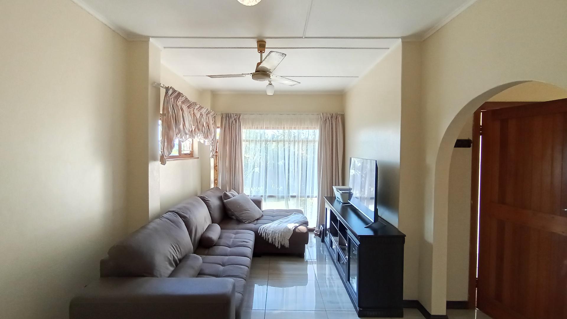 TV Room - 22 square meters of property in Grantham Park