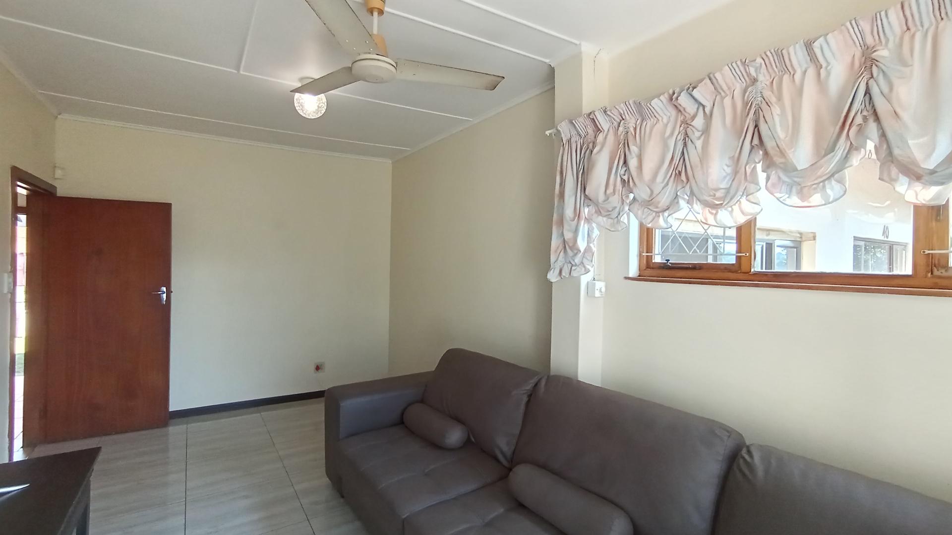 TV Room - 22 square meters of property in Grantham Park