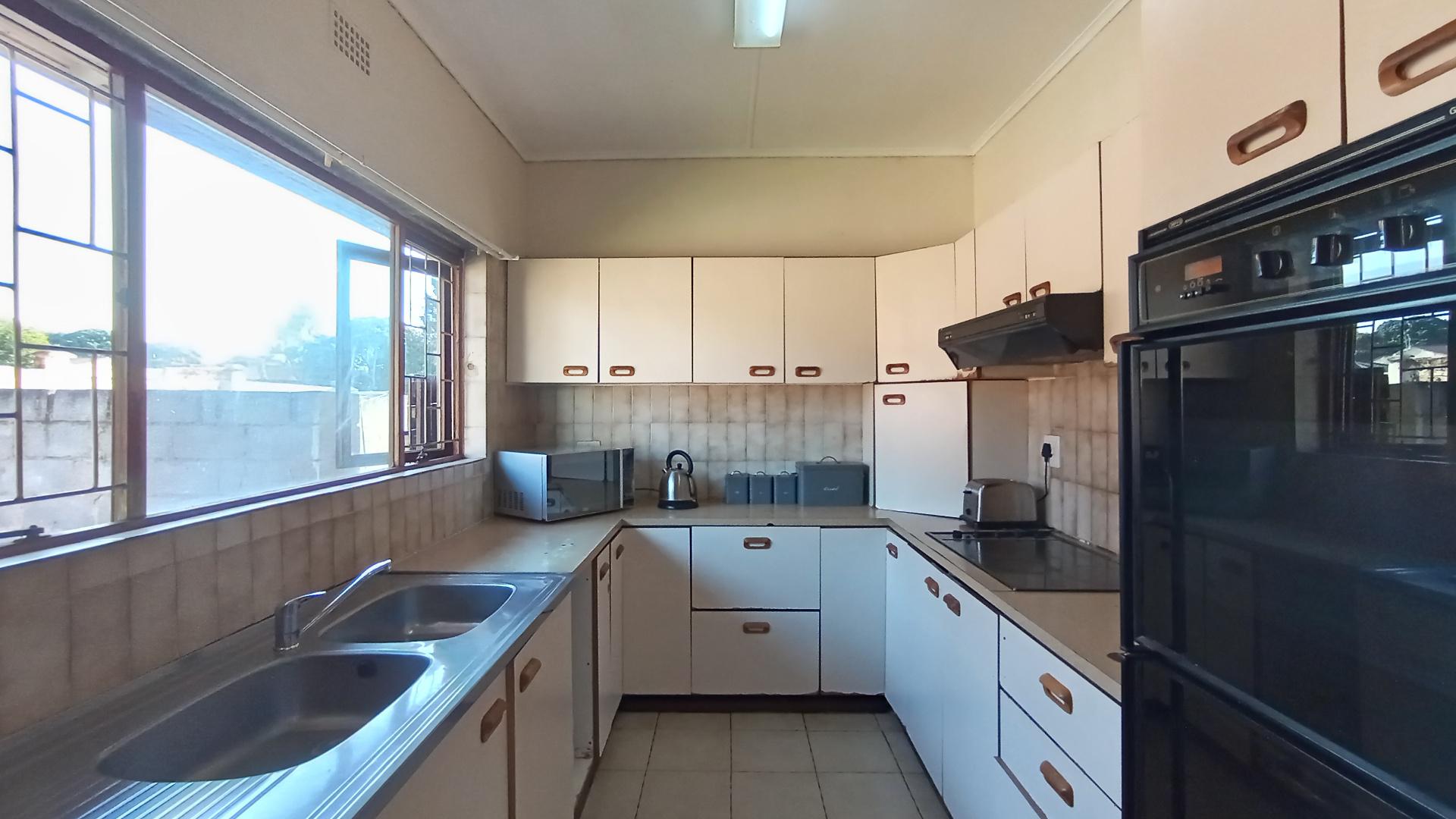 Kitchen - 27 square meters of property in Grantham Park