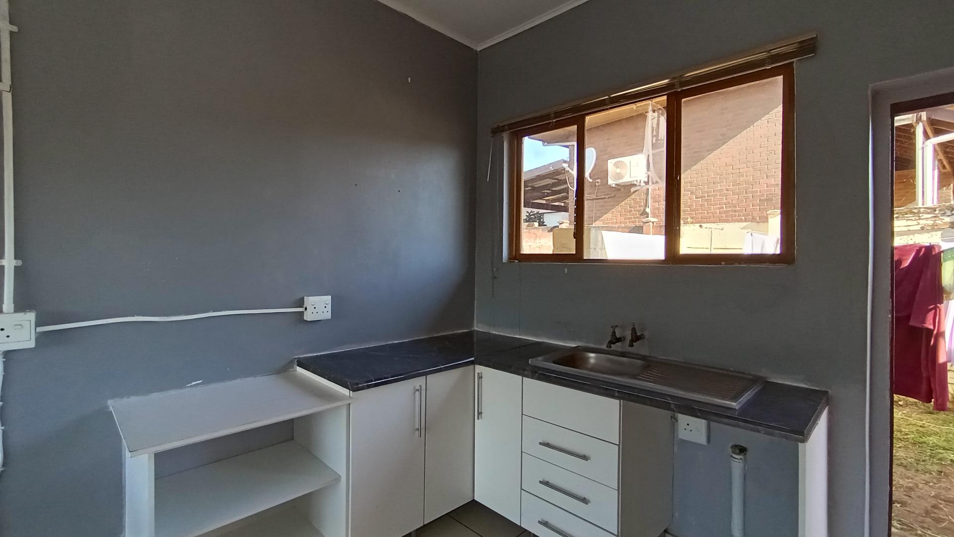 Kitchen - 27 square meters of property in Grantham Park