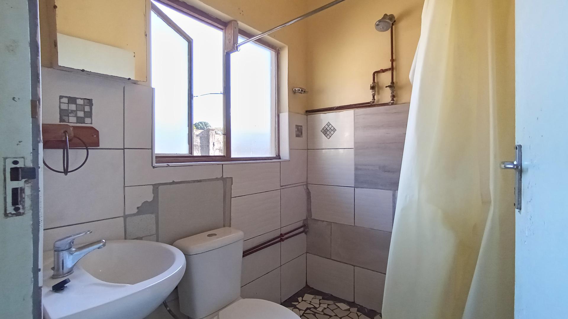 Bathroom 2 - 4 square meters of property in Grantham Park