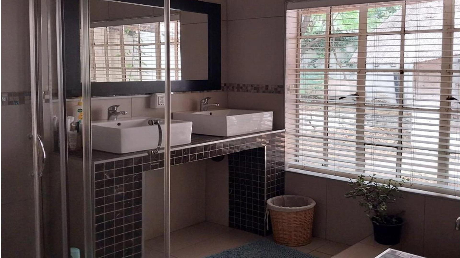 Bathroom 1 of property in Buccleuch