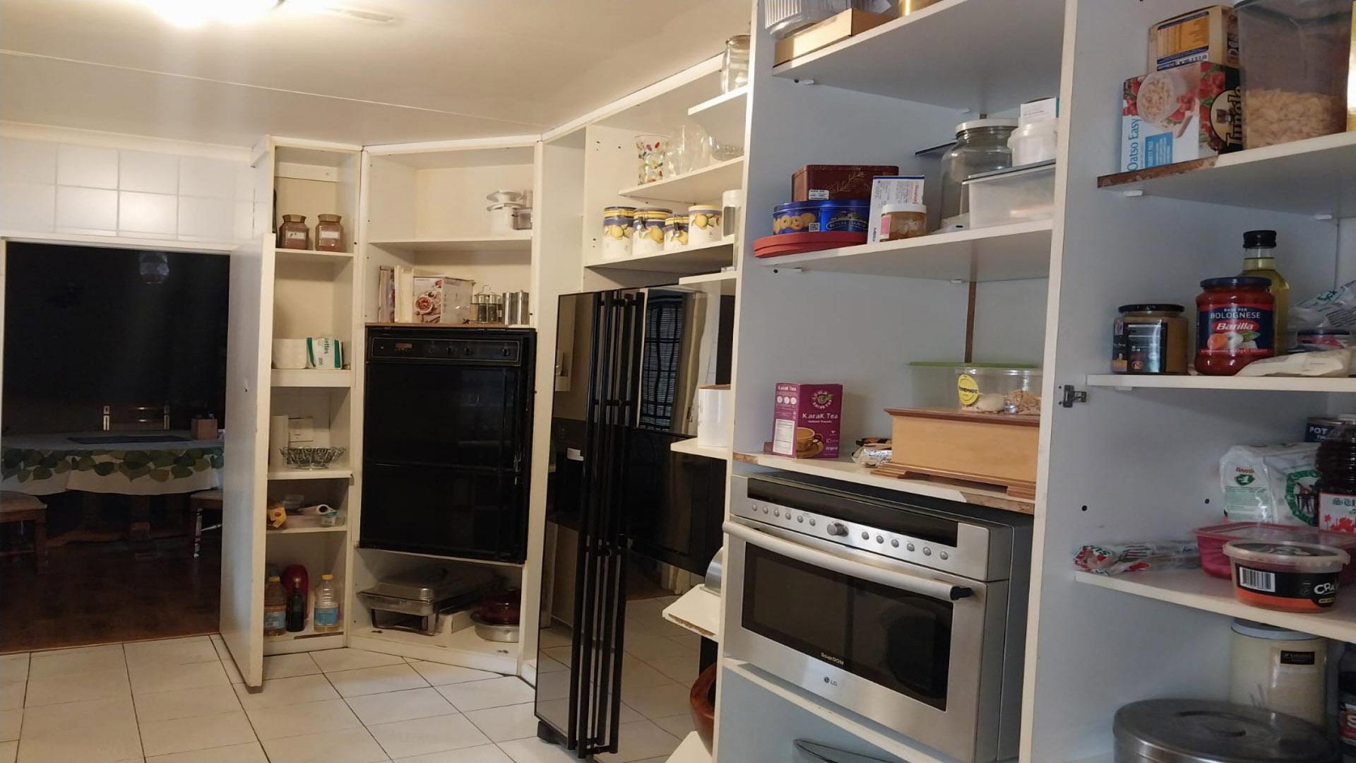 Kitchen of property in Buccleuch