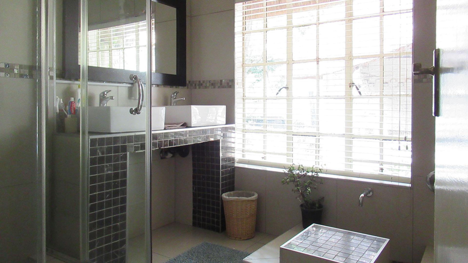 Bathroom 1 - 9 square meters of property in Buccleuch