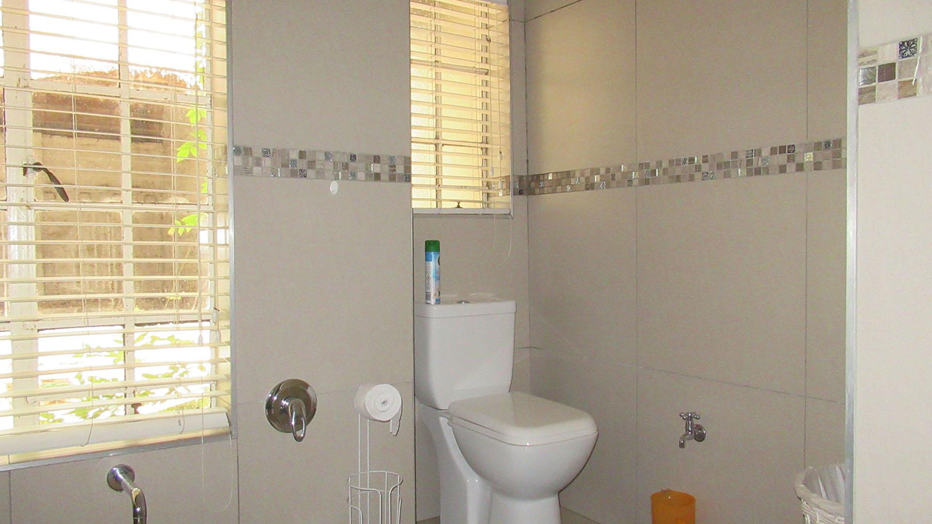 Bathroom 1 - 9 square meters of property in Buccleuch