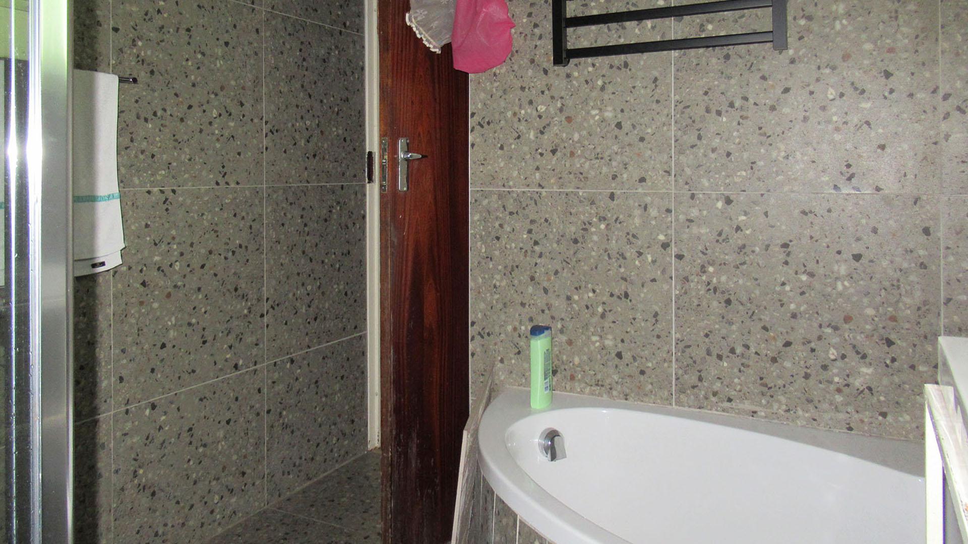 Main Bathroom - 9 square meters of property in Buccleuch