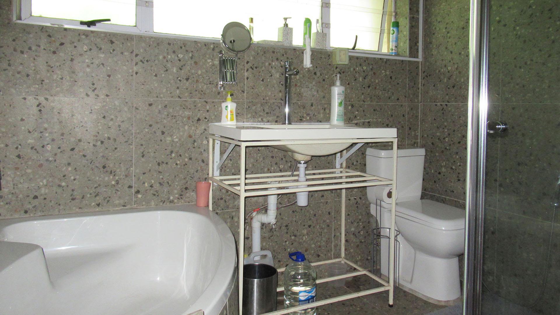 Main Bathroom - 9 square meters of property in Buccleuch