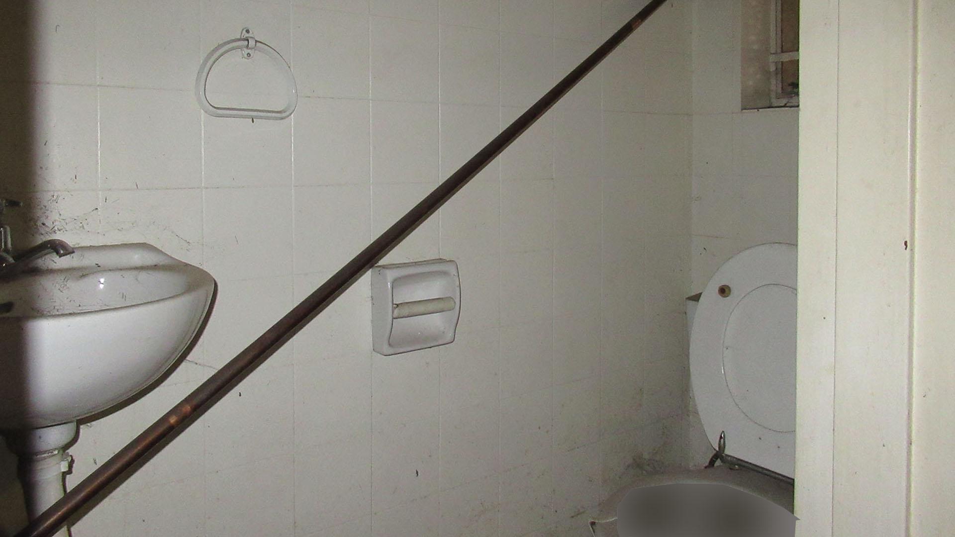 Bathroom 2 - 2 square meters of property in Buccleuch