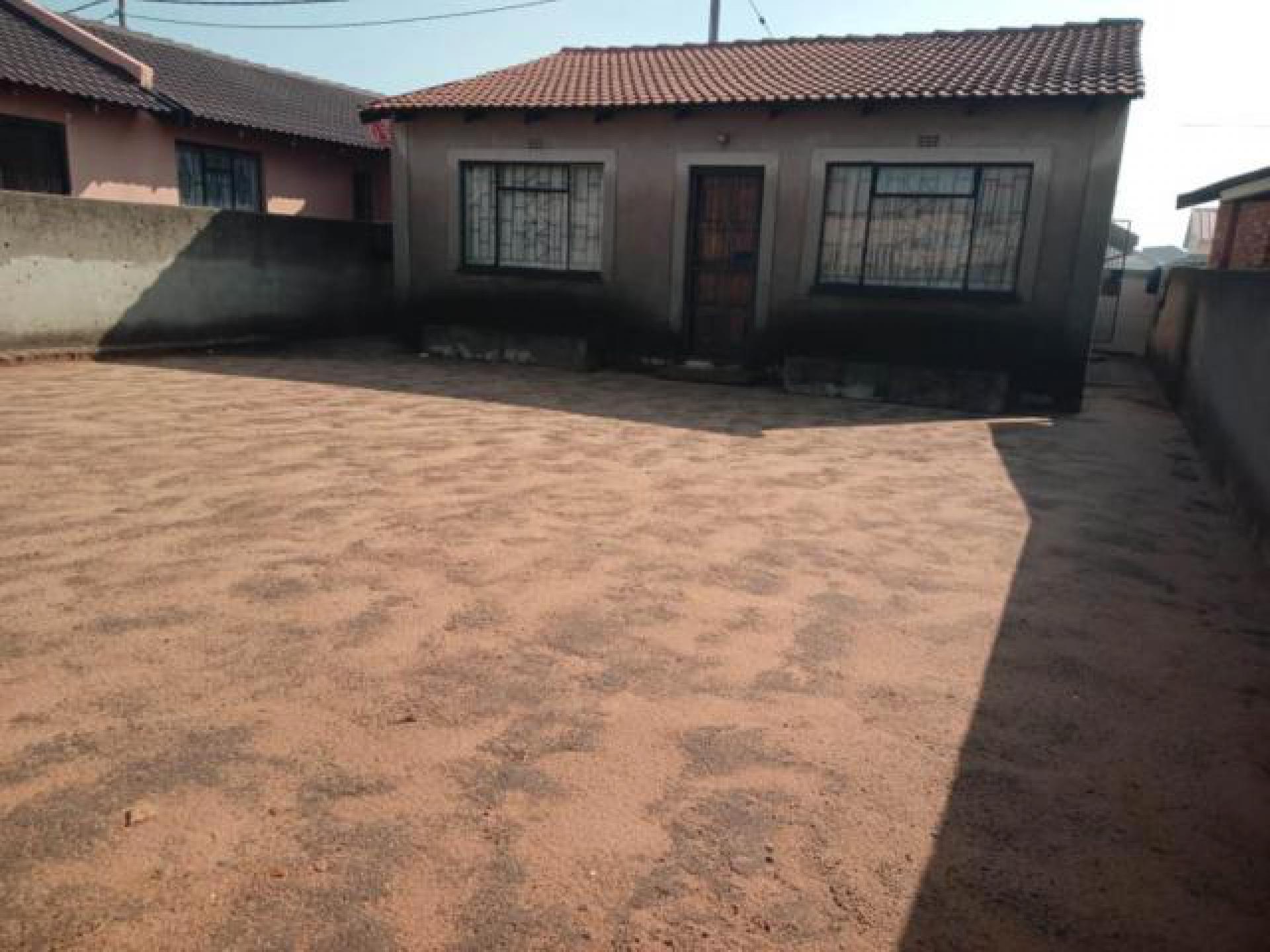 Front View of property in Kwa-Guqa