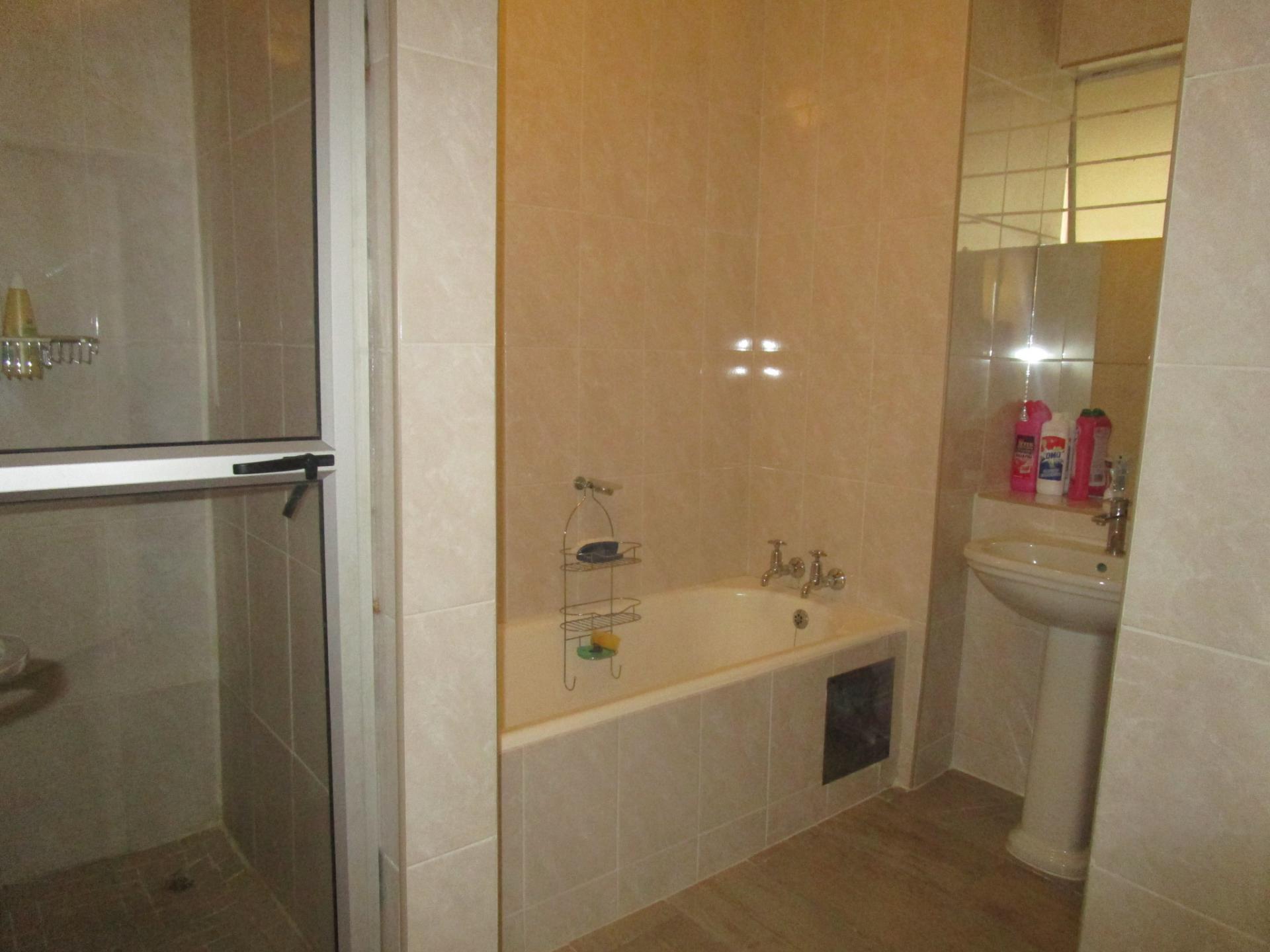 Bathroom 1 - 7 square meters of property in Parktown