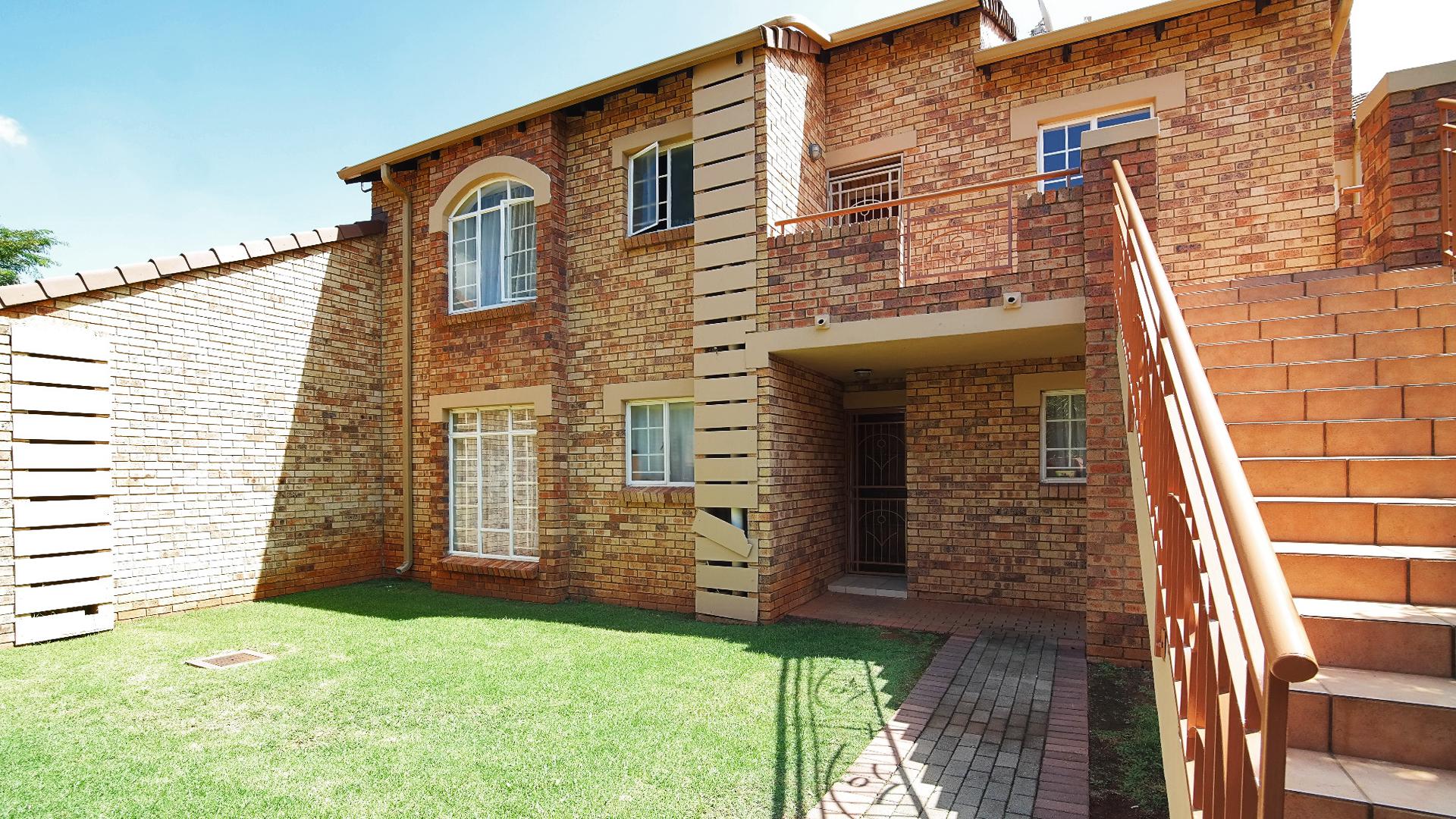 Front View of property in Mooikloof Ridge