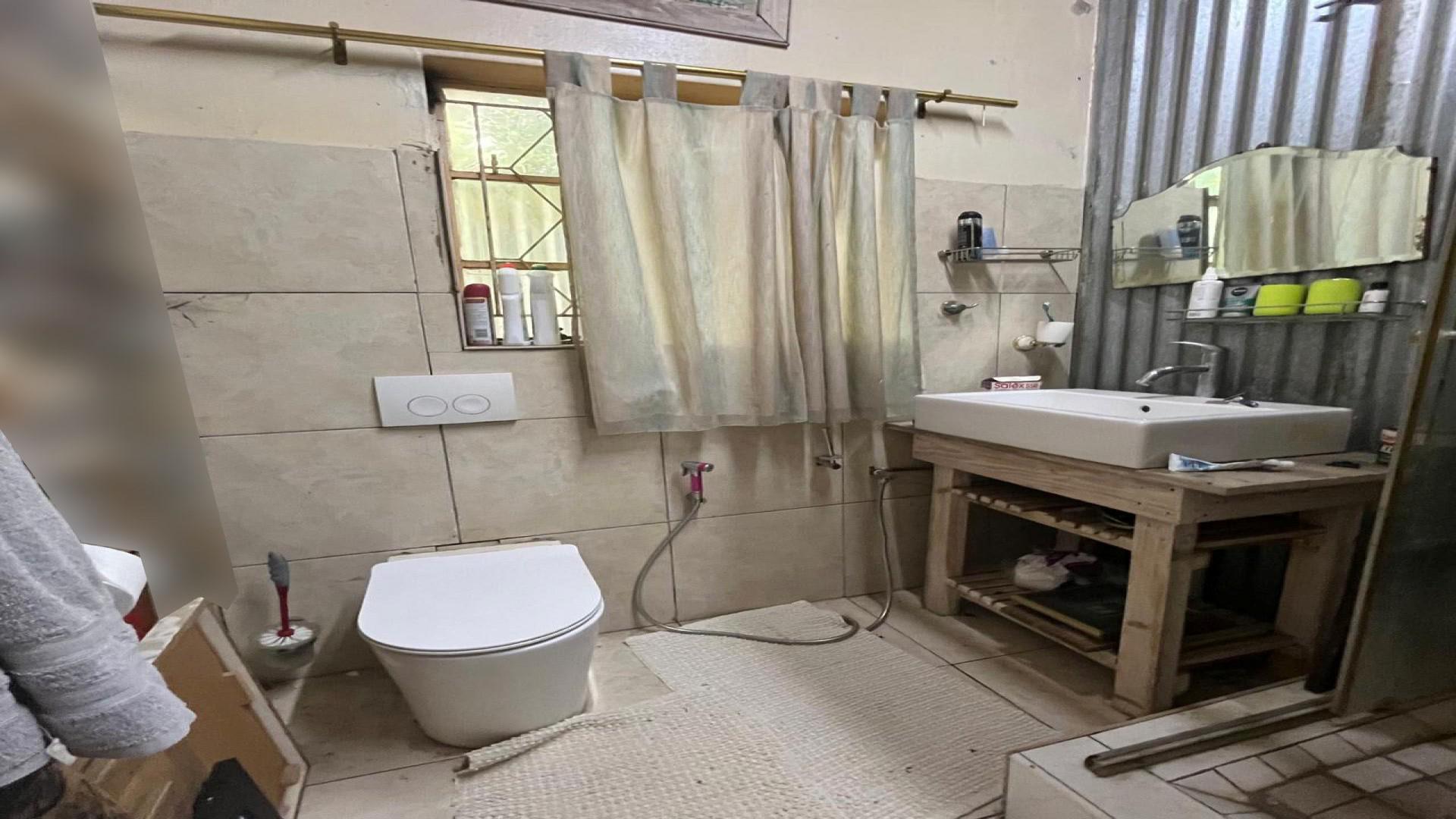 Bathroom 1 of property in Noordhoek (Bloemfontein)