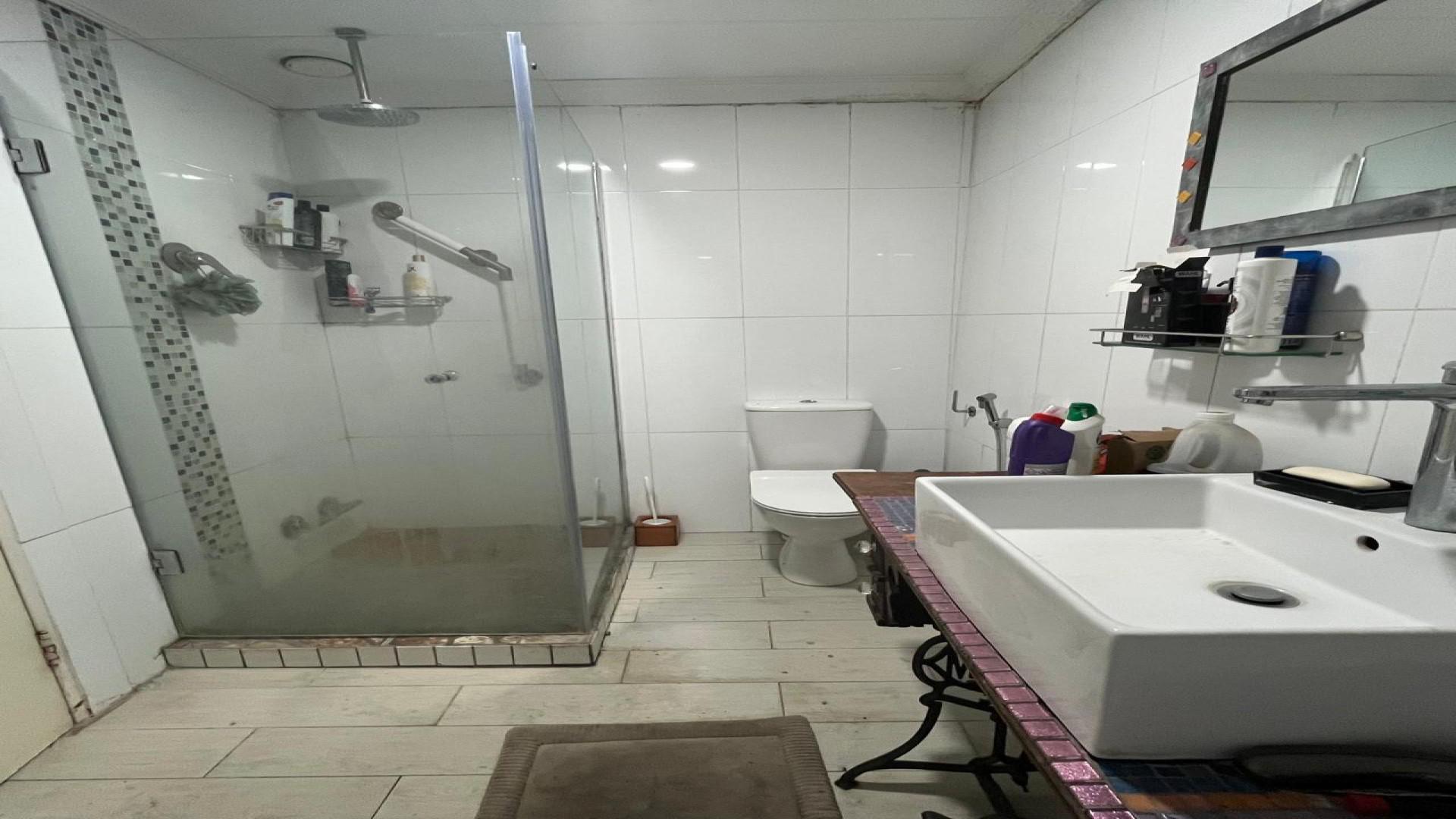 Bathroom 2 of property in Noordhoek (Bloemfontein)