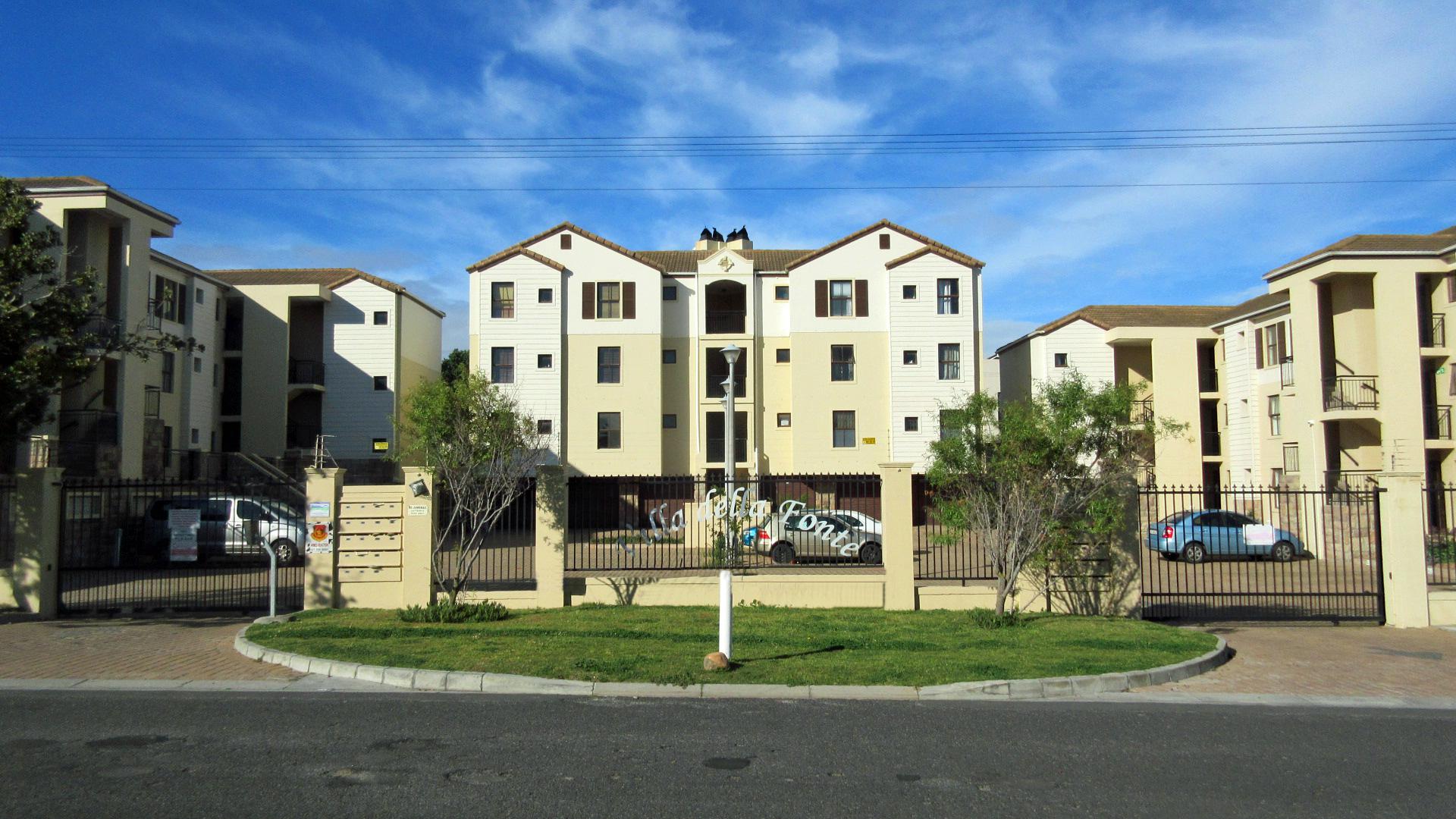 Front View of property in Bloubergrant