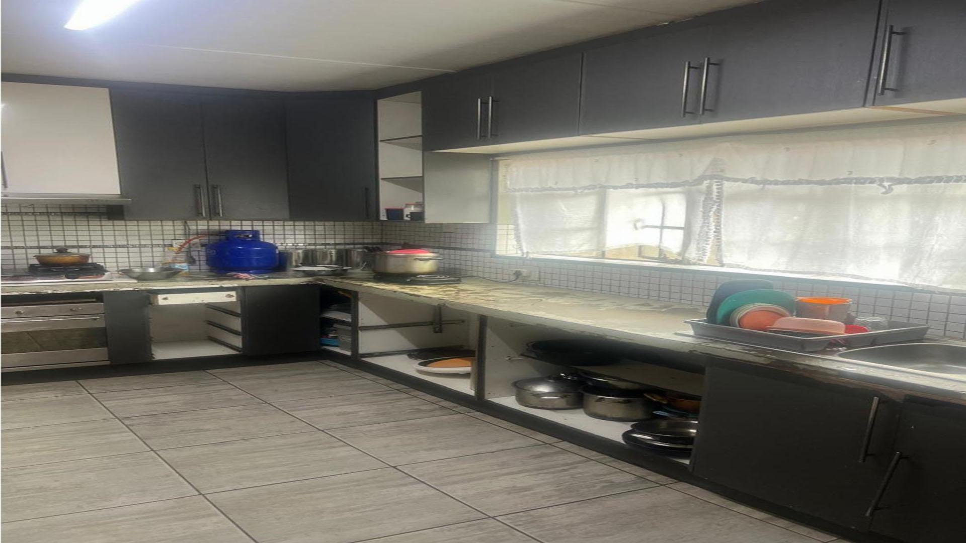 Kitchen of property in Komati