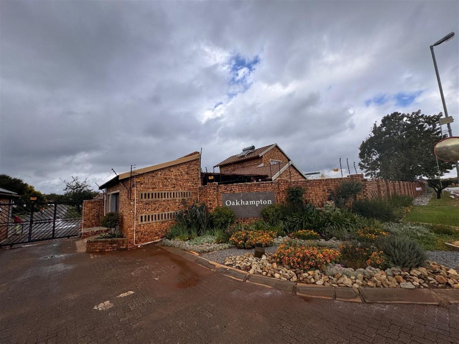 Front View of property in Pomona