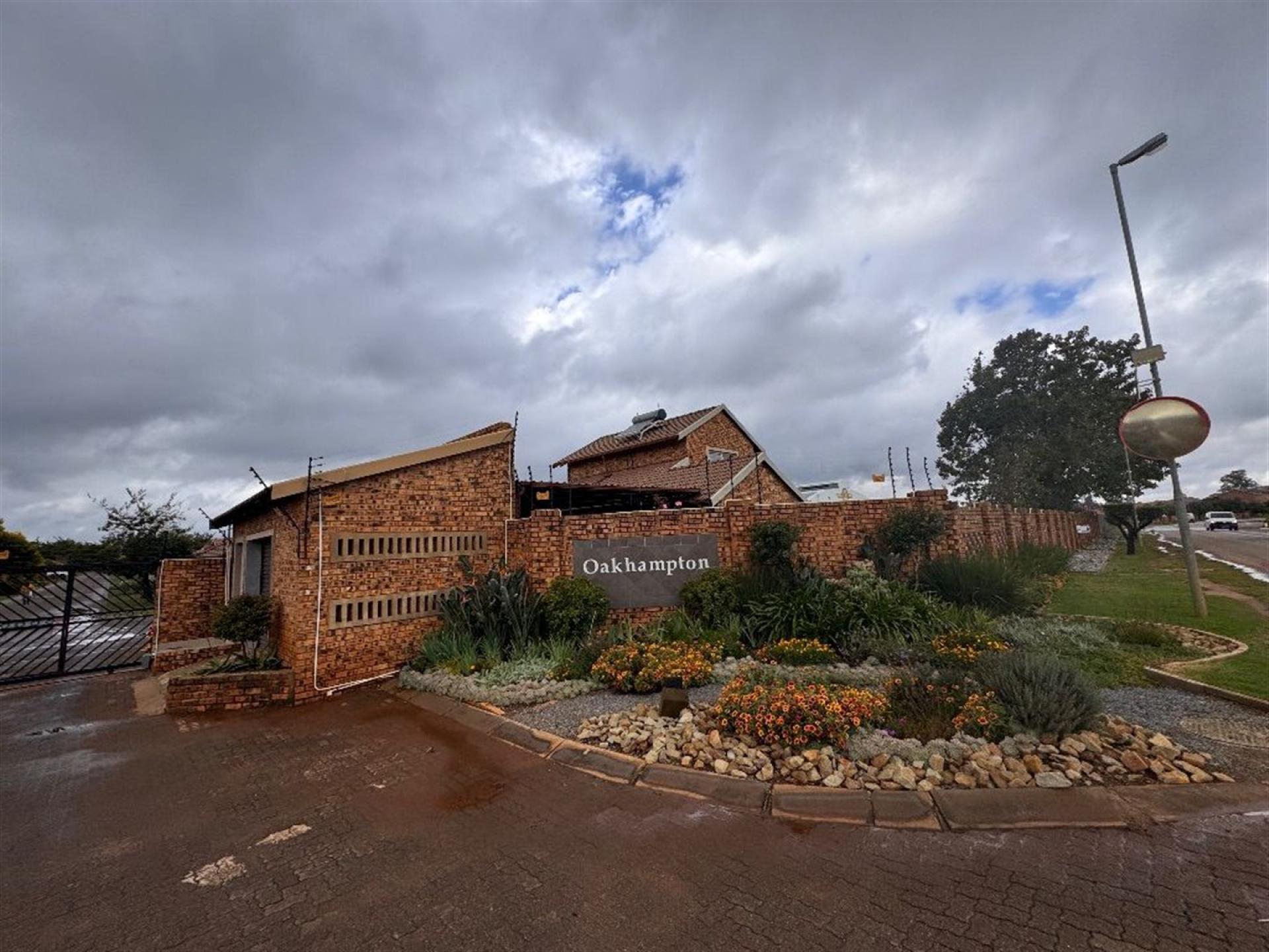Front View of property in Pomona