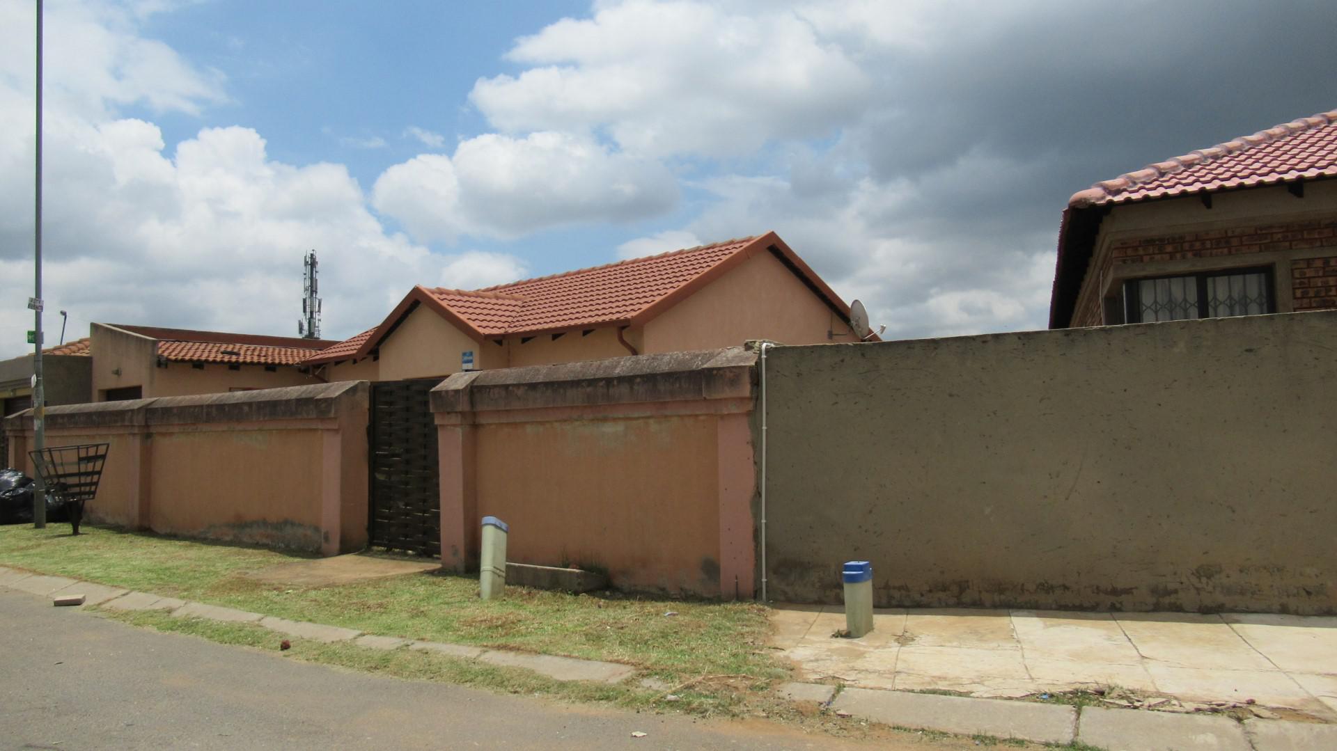 Front View of property in Roodekop